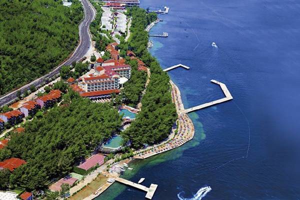 Außenansicht des Grand Yazici Club Marmaris Palace Hotels am Meer.