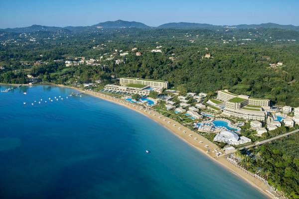 Luftaufnahme des Ikos Dassia Hotels mit Blick auf die Küste und das Meer.