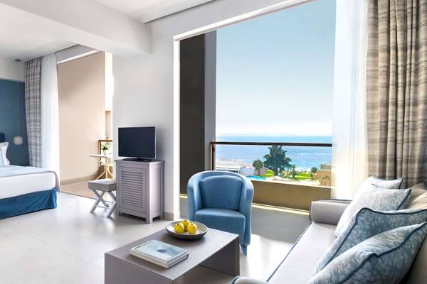 Innenansicht eines Zimmers im Ikos Olivia Hotel mit Blick auf das Meer.