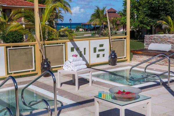 Außenpools des Memories Jibacoa Resorts mit Blick auf den Ozean.