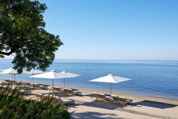 Strand mit Liegen und Sonnenschirmen im Ikos Olivia