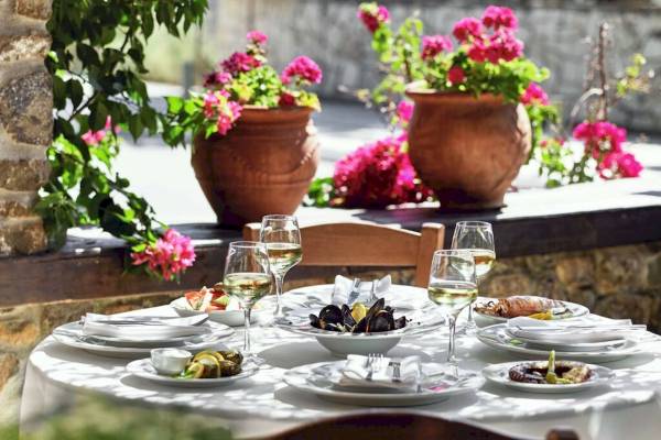Tisch im Restaurant des Ikos Olivia mit Speisen und Getränken