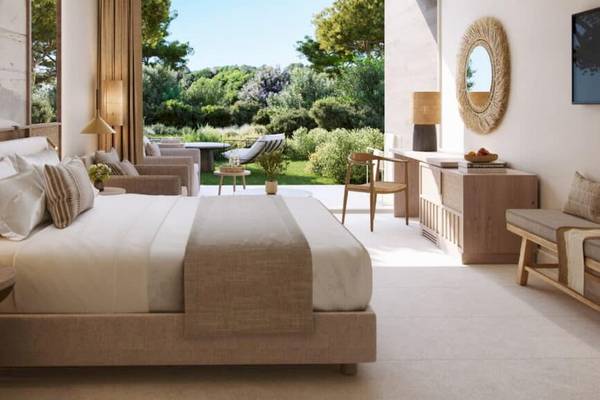 Schlafzimmer im Ikos Porto Petro Hotel mit großem Bett und Aussicht auf Garten