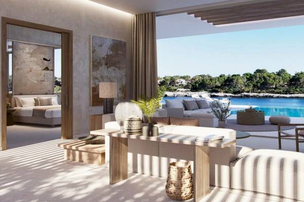 Innenraum des Ikos Porto Petro Hotels mit Blick auf das Meer.