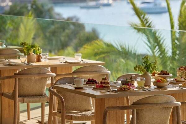 Restaurant-Terrasse des Ikos Porto Petro Hotels mit Blick aufs Meer
