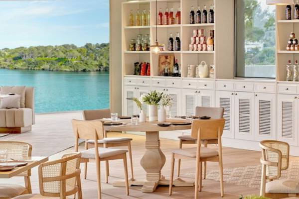 Innenansicht des Ikos Porto Petro Restaurants mit Blick auf den See und modernen Möbeln.