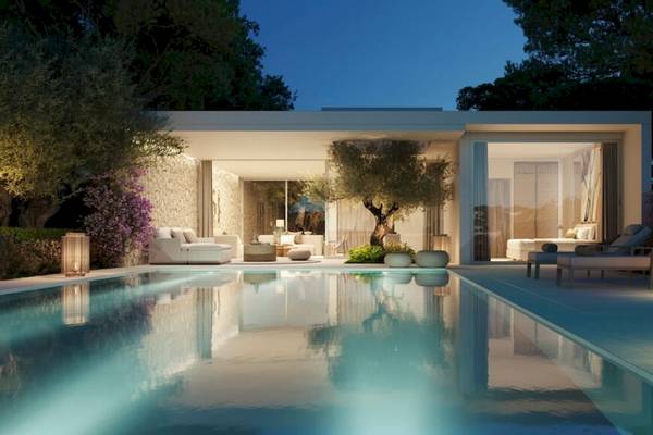 Nachtansicht einer Villa mit Pool, umgeben von Pflanzen und Möbeln, Ikos Porto Petro