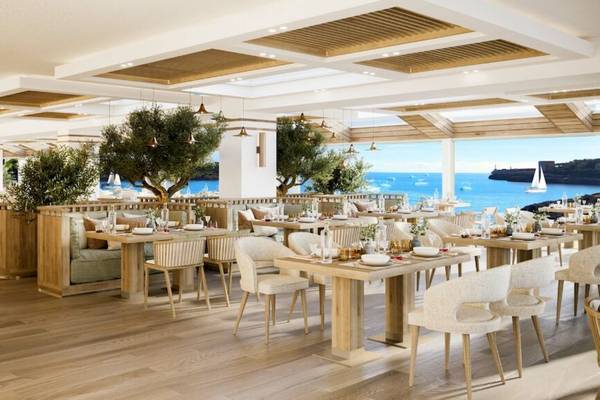 Innenansicht des Restaurants im Ikos Porto Petro Hotel mit Blick auf das Meer.