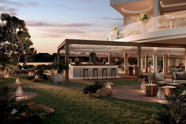 Außenterrasse des Ikos Porto Petro Hotels mit Bar und Sitzbereichen bei Sonnenuntergang