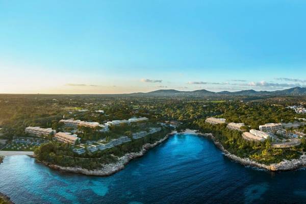 Luftaufnahme des Ikos Porto Petro Hotels an der Küste Mallorcas