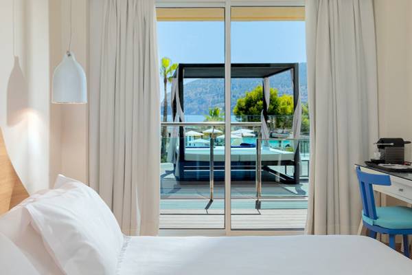 H10 Blue Mar Boutique Hotel Zimmer mit Aussicht auf den Pool und die Berge
