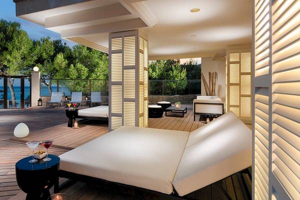 Außenbereich des H10 Blue Mar Boutique Hotels mit Loungemöbeln und Meerblick