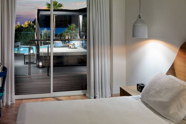 Blick aus dem Zimmer des H10 Blue Mar Boutique Hotels auf den Pool