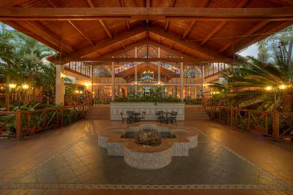 Eingangsbereich des Memories Jibacoa Resorts mit Brunnen und Tischen
