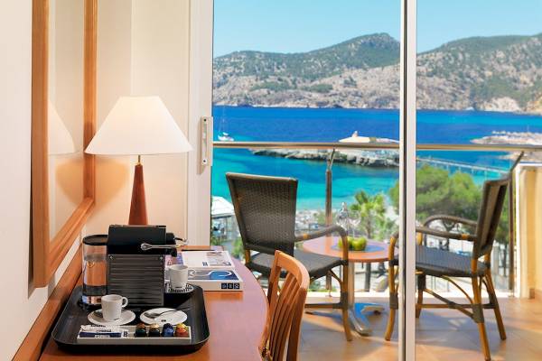 Zimmer im H10 Blue Mar Boutique Hotel mit Blick auf das Meer und Berge.