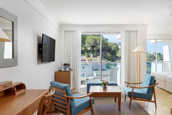 Innenansicht eines Zimmers im H10 Blue Mar Boutique Hotel mit moderner Einrichtung und Balkon.