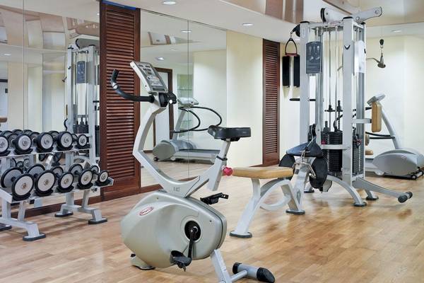 Fitnessraum des H10 Blue Mar Boutique Hotels mit Geräten und Spiegeln.