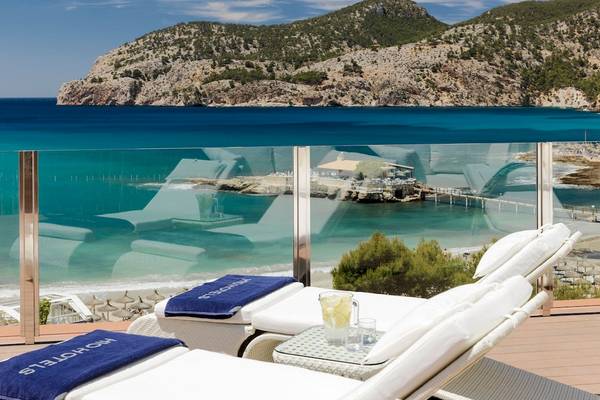 Terrasse im H10 Blue Mar Boutique Hotel mit Blick auf das Meer und eine Insel