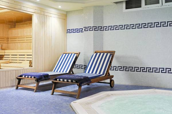 Bereich des H10 Blue Mar Boutique Hotels mit zwei Liegen und einer Sauna
