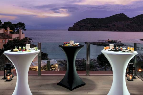 Terrasse des H10 Blue Mar Boutique Hotels mit Blick auf das Meer und Berge
