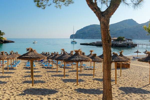 H10 Blue Mar Boutique Hotel Strand mit Sonnenliegen und Sonnenhuten