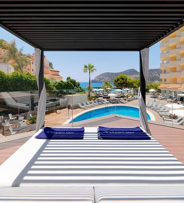 Außenbereich des H10 Blue Mar Boutique Hotels mit Pool und Sonnenliegen.