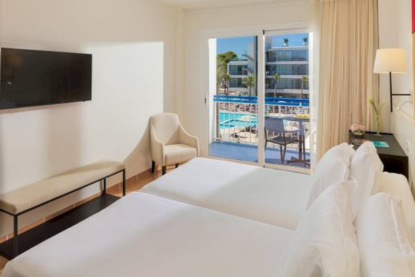Zimmer im H10 Casa del Mar Hotel mit Blick auf den Pool und die Terrasse