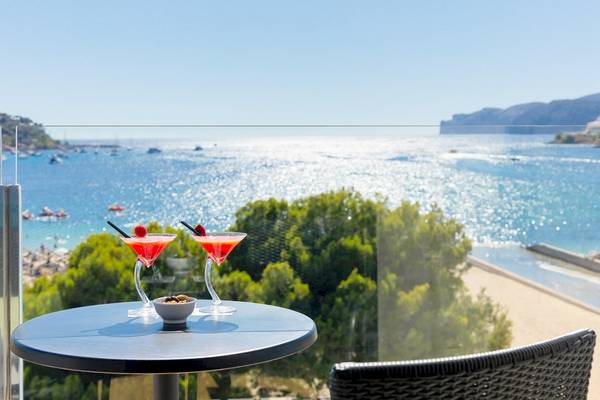 Aussicht von der Terrasse des H10 Casa del Mar Hotels mit zwei Cocktails und Blick auf das Meer.