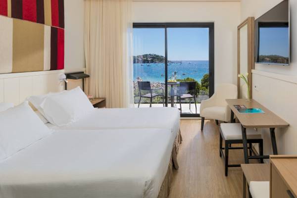 Zimmer im H10 Casa del Mar Hotel mit Blick auf das Meer und Terrasse