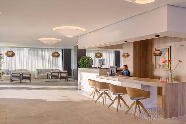 Rezeption des H10 Casa del Mar Hotels mit modernen Möbeln und Pflanzen.