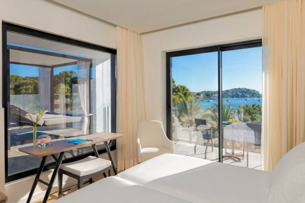 Zimmer im H10 Casa del Mar Hotel mit Blick auf das Meer und eine Terrasse.