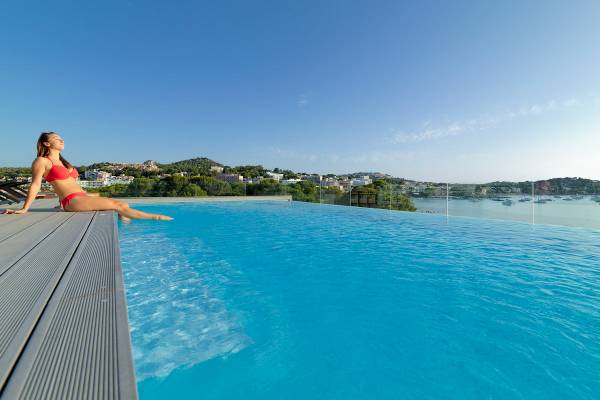 Frau im roten Bikini am Pool des H10 Casa del Mar mit Blick auf das Meer