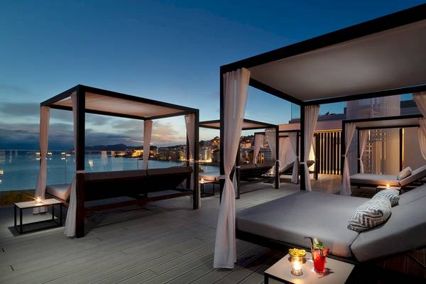 Außenlounges im H10 Casa del Mar bei Nacht mit Blick auf das Meer.