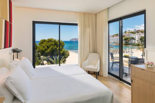Zimmer im H10 Casa del Mar Hotel mit Blick auf das Meer und den Strand.