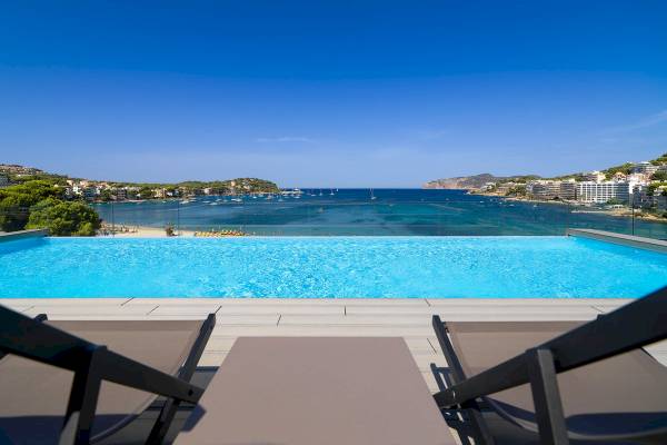 Pool im H10 Casa del Mar Hotel mit Blick auf das Meer und die Stadt.