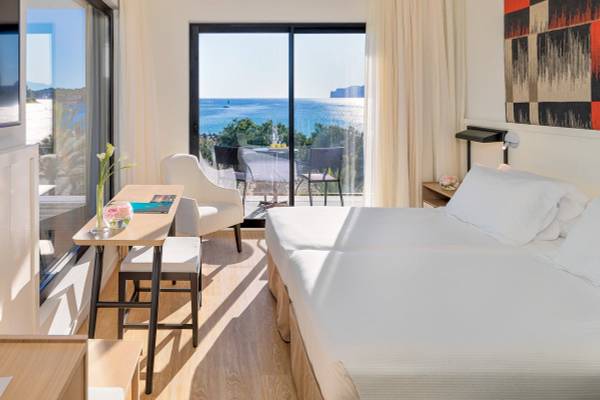 Zimmer im H10 Casa del Mar Hotel mit Blick auf das Meer und Balkon.