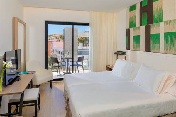 Doppelbettzimmer im H10 Casa del Mar Hotel mit Blick auf Terrasse und Meer