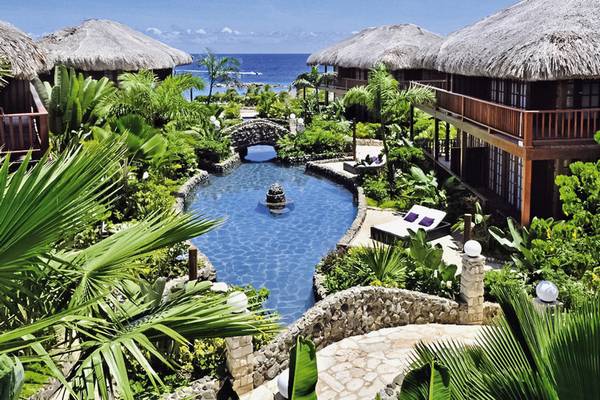 Luftaufnahme des Van der Valk Kontiki Beach Resorts in Curaçao mit Blick auf das Hotel, den Pool und die tropische Landschaft.