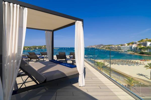 Terrasse des H10 Casa del Mar Hotels mit Blick auf den Strand und das Meer.