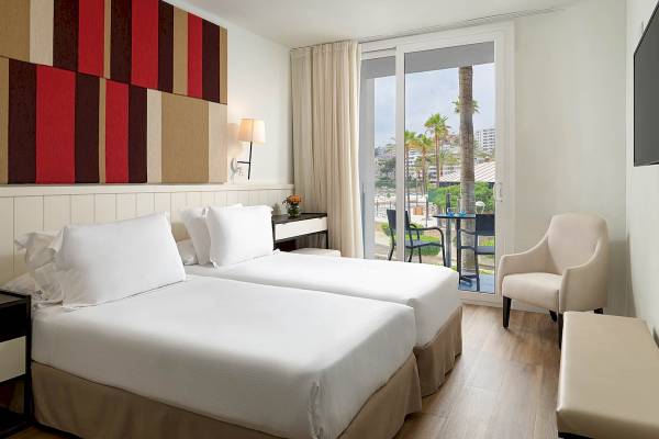 Doppelzimmer im H10 Casa del Mar mit Terrasse und Blick auf die Palmen und die Stadt.