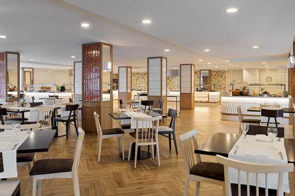 Innenansicht des Restaurants im H10 Casa del Mar Hotel mit geometrischen Trennwänden und modernem Interieur.