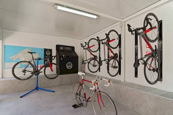 Fahrräder in einem Fahrradabstellraum des H10 Casa del Mar Hotels.