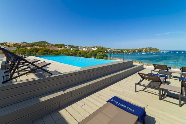 Dachterrasse des H10 Casa del Mar Hotels mit Infinity-Pool und Meerblick.