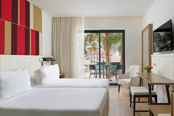 Doppelzimmer im H10 Casa del Mar mit Blick auf Terrasse und Stadt.