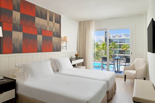 Doppelzimmer im H10 Casa del Mar Hotel mit Blick auf den Pool