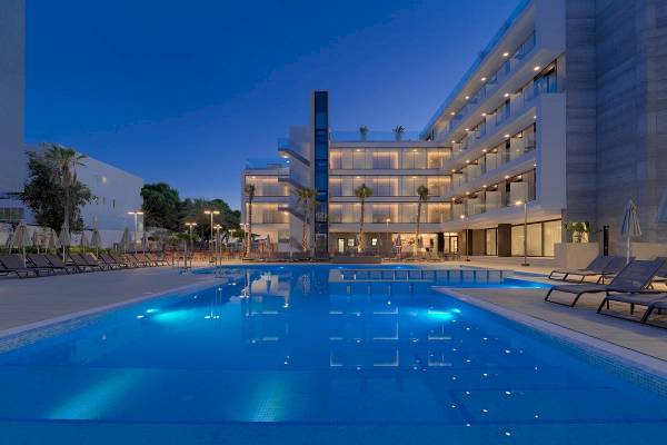 Außenansicht des Pools des H10 Casa del Mar Hotels bei Nacht