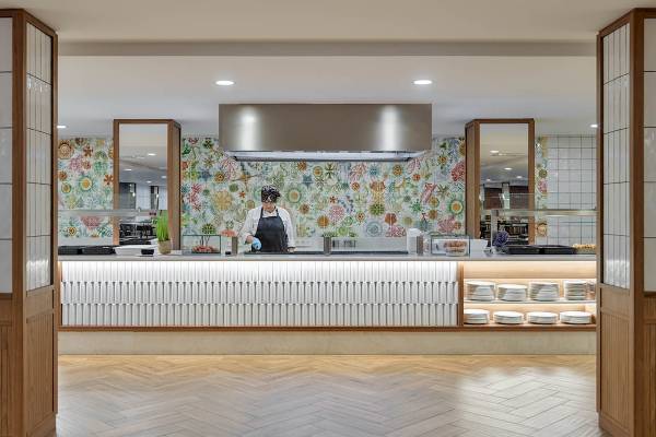 Küche im H10 Casa del Mar Hotel mit farbenfrohen Wänden und Holzboden