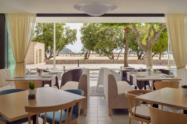 Innenansicht des Restaurants im H10 Casa del Mar Hotel mit Blick auf den Strand