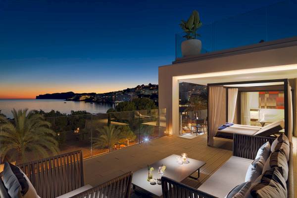 Suite Terrasse des H10 Casa del Mar Hotels mit Meerblick bei Sonnenuntergang