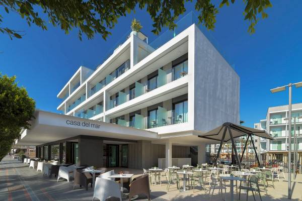 Außenbereich des H10 Casa del Mar Hotels mit Terrassen und Tischen